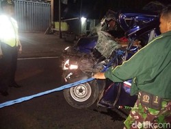 Gran Max Tabrak Truk Parkir, Satu Tewas dan Satu Orang Luka