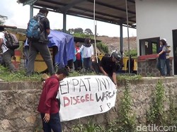 Warga Gempol Tutup Paksa Tambang Batu di Lereng Penanggungan