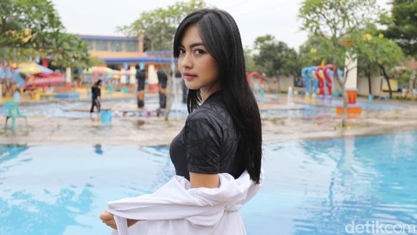 Berenang Bareng Vizza Dara