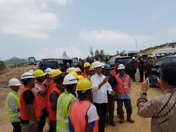 Jokowi Nge-vlog Apresiasi Para Pekerja Waduk Sei Gong yang Beragam