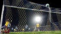 Gol ketiga Paulinho dicetak di masa pertambahan waktu. REUTERS/Andres Stapff.