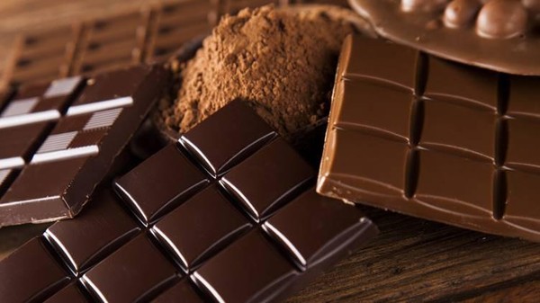 Hasil gambar untuk makan cokelat