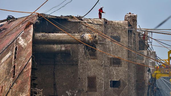 Dramatisnya Pengangkatan Bangkai Kapal Sewol