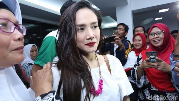Wajah Mulus Mulan Jameela di Tengah Ibu-ibu Cantik