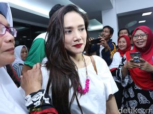 Wajah Mulus Mulan Jameela di Tengah Ibu-ibu Cantik