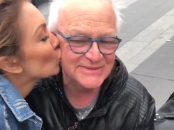 Ini Reaksi Para Pria Saat Tiba-tiba Dicium Wanita Tak Dikenal di Jalan