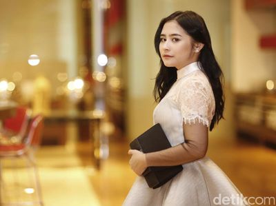 Prilly Latuconsina Tampil Dewasa