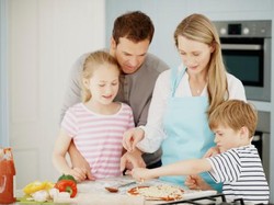 Mau Ajari Anak Memasak? Ini 5 Tips Mudah dari Tiga Chef Ternama