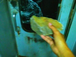 Penampakan Kaca KA Serayu yang Rusak dan Pecah Saat Dilempari Batu