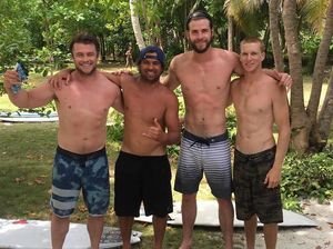 Ssst, Aktor Liam Hemsworth Liburan & Main Surfing di Sumatera barat