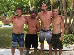Ssst, Aktor Liam Hemsworth Liburan & Main Surfing di Sumatera barat