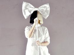 Sia Mengaku Idap Penyakit Langka, Tutupi Sedih dengan Wig