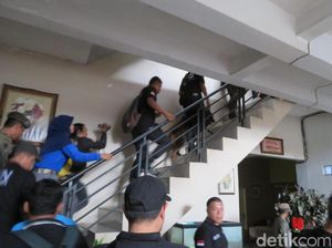 BNN DKI Sidak Rumah Kos di Palmerah, 3 Orang Positif Narkotika BNN DKI Sidak Rumah Kos di Palmerah, 3 Orang Positif Narkotika