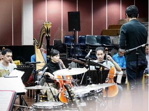 Kepiawaian Veronica Tan saat Bermain Cello Bersama Addie MS