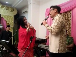 Djarot Nyanyi Panggung Sandiwara di Resepsi Pernikahan Warga