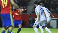 Isco mencetak gol untuk Spanyol di menit ke-88. REUTERS/Eloy Alonso.