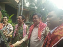 Hadiri Kondangan, Djarot Diberi Kain Kehormatan Batak Karo