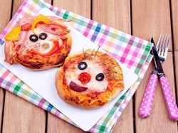 Yuk, Ajak Anak Bikin Mini Pizza Berbahan Roti yang Praktis!