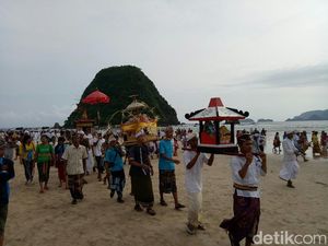 Melihat Khidmatnya Melasti Umat Hindu di Pulau Merah Banyuwangi