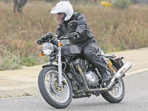 Royal Enfield 750cc Twin Silinder Nongol