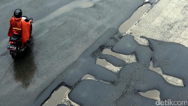 Musim Hujan, Jalan Sudirman Berlubang