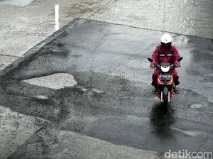 Ini Tipsnya Biar Naik Motor Tetap Aman Saat Hujan