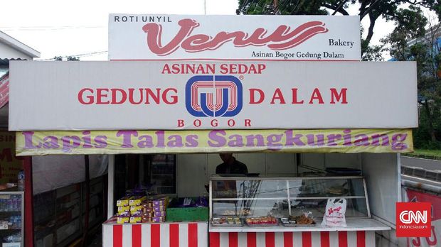 Gerai Roti Unyil Venus, Asinan Bogor, dan Lapis Talas Sangkuriang di Jl. Pajajaran.