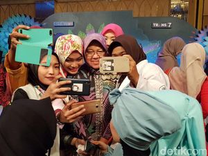 Foto: Risma Diserbu Peserta Sunsilk Hijab Hunt 2017 Surabaya
