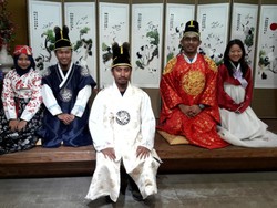 Penasaran Bikin Kimchi & Pakai Hanbok Khas Korea