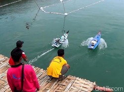 Unik, Ada Lomba Balap Miniatur Kapal Nelayan di Trenggalek