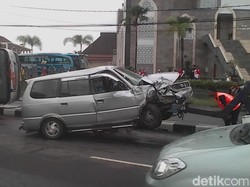 Bus Terguling di depan Masjid Jendral Moeldoko, 3 Orang Terluka