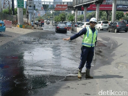 Pipa Bocor, Air Menggenang ke Jl Gatot Subroto depan Plaza Semanggi