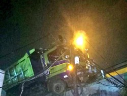 Diduga Sopir Mengantuk, Truk Ini Nyangkut di Flyover Tol Cililitan