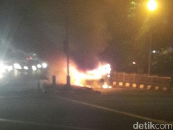 Mobil Terbakar di Pancoran, Pengemudi Lolos Amukan Api