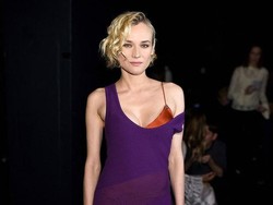 Gaya Seksi Selebriti yang Pakai Tren Gaun dengan Bra Terekspos