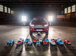 Wow, Toyota Hilux Ditarik dengan 15 Mobil Remote Kontrol