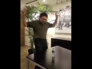 Kekinian, Ahok Ikutan #Flipbottlechallenge