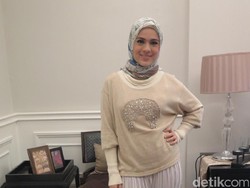 Gaya Modis Nycta Gina Saat Jadi Juri Sunsilk Hijab Hunt 2017 di Surabaya