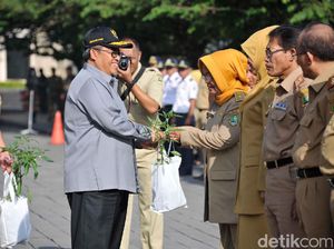 Gubernur Aher Bagikan Ribuan Bibit Cabai ke PNS