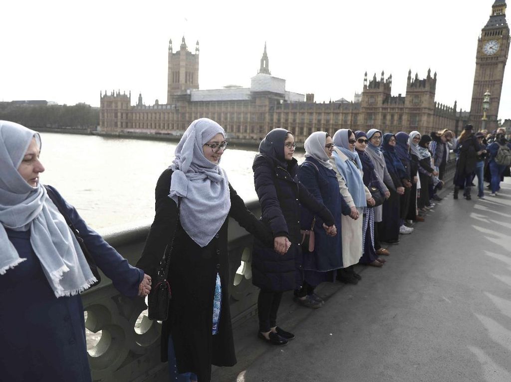 Puluhan Hijabers Bergandeng Tangan di Lokasi Teror London Puluhan Hijabers Bergandeng Tangan di Lokasi Teror London