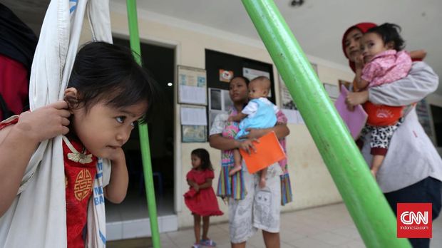 Residents bring their children for a health check-up in Posyandu, Kapuk Muara Village, North Jakarta, Monday, March 27 2017. According to the World Health Organization (WHO), Indonesia ranks fifth in the number of children suffering from severe asthma. bother.  Worldwide, it is estimated that 178 million children under the age of five suffer from bullying.  Malnutrition is a common condition of malnutrition due to long-term malnutrition.  Malnutrition begins in the womb and is only seen when the child is two years old.  As a result, growth slows down and brain development is poor.  Next, poor mental ability, learning disability, and school failure.  CNN Indonesia/Sapphire Makki