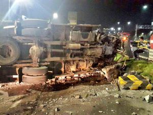 Tabrak Separator Busway di Senayan, Truk Bermuatan Batu Terguling
