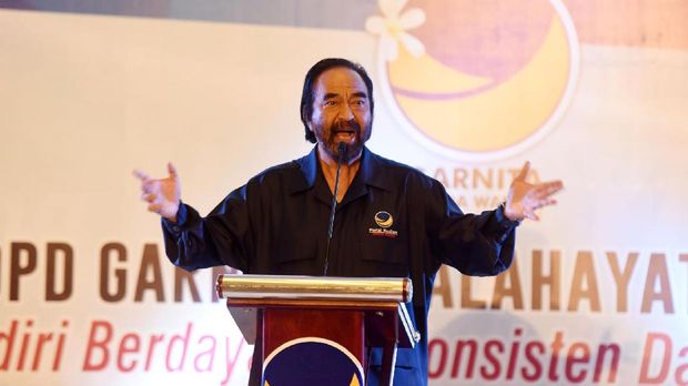 Ketua Umum Partai Nasdem Surya Paloh menyampaikan orasi politik saat pelantikan pengurus DPW Garda Wanita (Garnita) Malahayati Nasdem Sulsel di Makassar, Sulawesi Selatan, Sabtu (26/3).