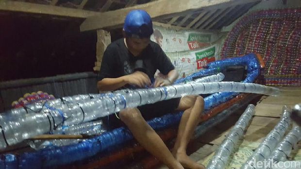 Subandi ketika sedang merakit botol plastik jadi bahtera (dok eksklusif Subandi)