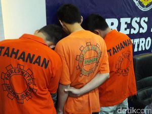 Rampas HP WNA yang Jadi Penumpangnya, Sopir Taksi Ini Ditangkap Rampas HP WNA yang Jadi Penumpangnya, Sopir Taksi Ini Ditangkap