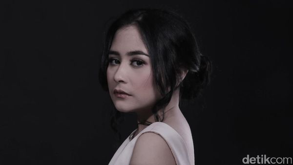 Pose Prilly Latuconsina yang Bikin Merinding
