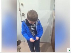 Saat Mengaitkan Retsleting Jaket Jadi Prestasi untuk Seorang Anak