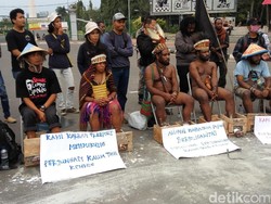 Solidaritas Kendeng, Puluhan Mahasiswa Papua Cor Kaki di Monas