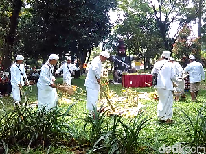 Puluhan Ogoh-ogoh Diarak Simbol Bersihkan Bumi dari Energi Negatif