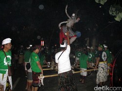 Ogoh-ogoh Diarak Keliling Kampung di Yogyakarta